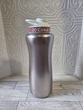 Cirkul 32 Oz Stainless Steel Water Bottle in Rose Metallic with White Lid